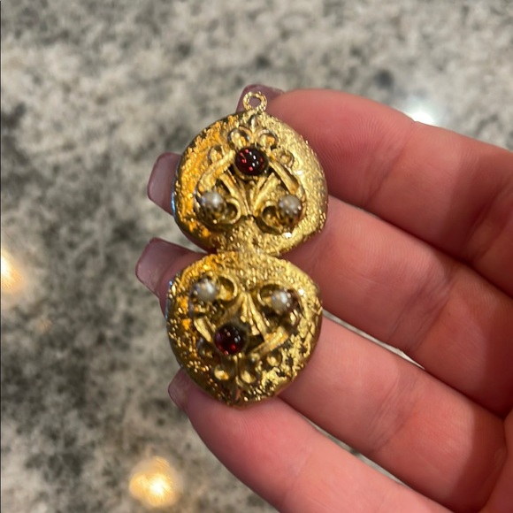 Jewelry - Intricate Vintage gold locket - no idea what it’s worth, Open to All offers!!!